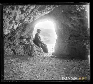 Devant la grotte du Géant (Gondreville)
